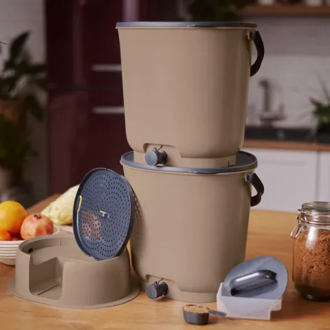 Skaza Bokashi Essential Biomülleimer Küche Set (2 x 15,3 Liter) + Base - Komposteimer Küche und Garten aus recyceltem Kunststoff - Starter Set + incl. 1 kg Fermentation Starter - Capuccino