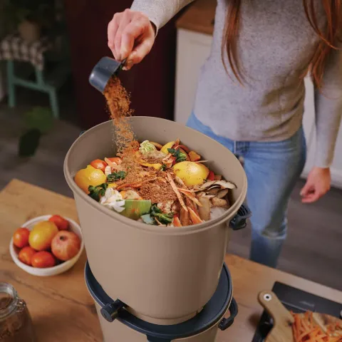 Skaza Bokashi Essential Biomülleimer Küche Set (2 x 15,3 Liter) + Base - Komposteimer Küche und Garten aus recyceltem Kunststoff - Starter Set + incl. 1 kg Fermentation Starter - Capuccino