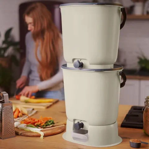 Skaza Bokashi Essential Biomülleimer Küche Set (2 x 15,3 Liter) + Base - Komposteimer Küche und Garten aus recyceltem Kunststoff - Starter Set + incl. 1 kg Fermentation Starter - Creme
