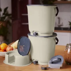 Skaza Bokashi Essential Biomülleimer Küche Set (2 x 15,3 Liter) + Base - Komposteimer Küche und Garten aus recyceltem Kunststoff - Starter Set + incl. 1 kg Fermentation Starter - Creme