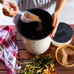 Skaza Bokashi Organko 2 | Preisgekrönter Küchenkompostbehälter aus recyceltem Kunststoff | 9.6 L | Starter Set für Küchenabfälle und Kompostierung | mit EM Bestreuung 1 kg | Creme Weiß