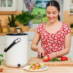 Skaza Bokashi Organko 2 | Preisgekrönter Küchenkompostbehälter aus recyceltem Kunststoff | 9.6 L | Starter Set für Küchenabfälle und Kompostierung | mit EM Bestreuung 1 kg | Creme Weiß