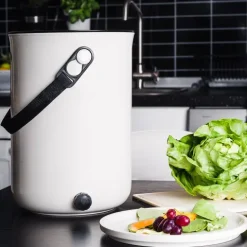 Skaza Bokashi Organko 2 | Preisgekrönter Küchenkompostbehälter aus recyceltem Kunststoff | 9.6 L | Starter Set für Küchenabfälle und Kompostierung | mit EM Bestreuung 1 kg | Creme Weiß