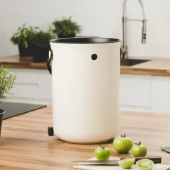 Skaza Bokashi Organko 2 | Preisgekrönter Küchenkompostbehälter aus recyceltem Kunststoff | 9.6 L | Starter Set für Küchenabfälle und Kompostierung | mit EM Bestreuung 1 kg | Creme Weiß