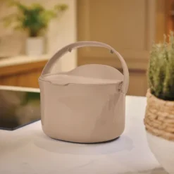 Skaza Daily Biomülleimer Küche 3,3 Liter - mit Deckel und Henkel - Einhändiges Öffnen - Abfalleimer aus Postconsumer-Recyceltem Kunststoff (Cappuccino)