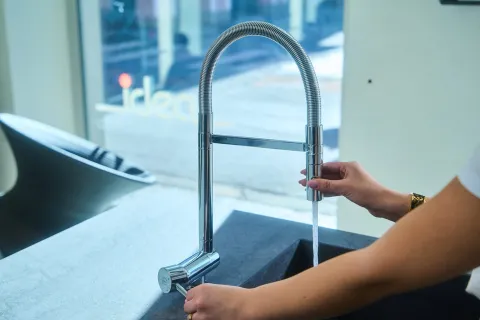 Wasserhahn Vorfenster Küchenarmatur, Umklappbar 6 CM, LINKER HEBEL, mit 360° schwenkbarem Auslauf und abnehmbare 2 strahl Handbrause