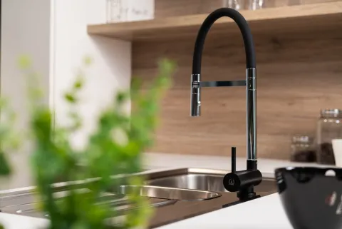 Wasserhahn Vorfenster Küchenarmatur, Umklappbar 6 CM, mit 360° schwenkbarem Auslauf, abnehmbare 2 strahl Handbrause, Verchromt und Schwarz Matt
