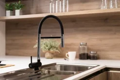 Wasserhahn Vorfenster Küchenarmatur, Umklappbar 6 CM, LINKER HEBEL, mit 360° schwenkbarem Auslauf abnehmbare 2 strahl Handbrause, Schwarz Matt und Verchromt