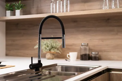Wasserhahn Vorfenster Küchenarmatur, Umklappbar 6 CM, LINKER HEBEL, mit 360° schwenkbarem Auslauf abnehmbare 2 strahl Handbrause, Schwarz Matt und Verchromt