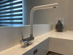 Wasserhahn Vorfenster Küchenarmatur, Umklappbar 6 CM, LINKER HEBEL, mit 360° schwenkbarem L-Auslauf, Verchromt / Weiß Granit