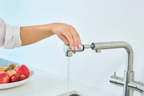 3 Wege Wasserhahn Küchenarmatur, Edelstahl Massiv mit schwenkbarem L-Auslauf und herausziehbarer Brause, Gebürstet