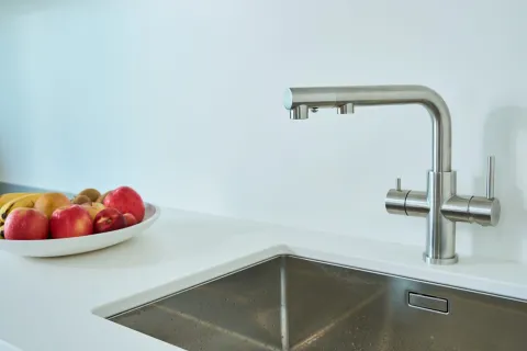 3 Wege Wasserhahn Küchenarmatur, Edelstahl Massiv mit schwenkbarem L-Auslauf und herausziehbarer Brause, Gebürstet