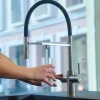 5 Wege Wasserhahn Küchenarmatur, Edelstahl Massiv mit 360° schwenkbarem Auslauf, abnehmbare 2 strahl Handbrause, Gebürstet / Schwarz