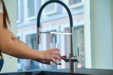 5 Wege Wasserhahn Küchenarmatur, Edelstahl Massiv mit 360° schwenkbarem Auslauf, abnehmbare 2 strahl Handbrause, Gebürstet / Schwarz