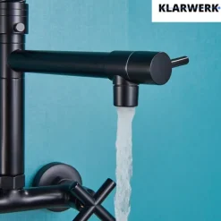 KLARWERK® Björn | Gastronomie Armatur Wandmontage Schwarz | Profi Küchenarmatur Edelstahl Zwei Brausen Feder | Doppelspülbecken Wasserhahn Restaurant